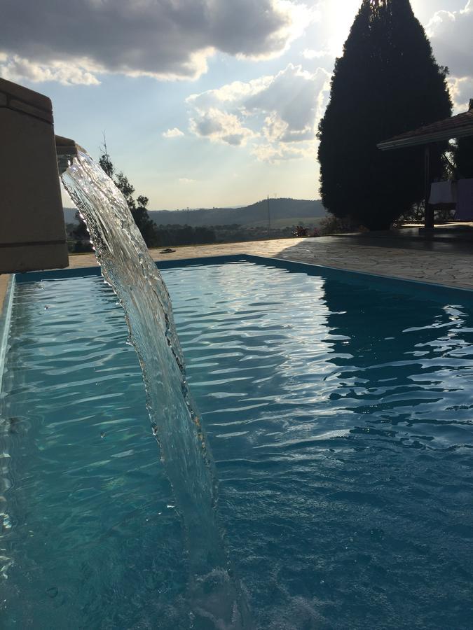 Вилла Linda Chacara Com Piscina Атибая Экстерьер фото